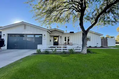 Centrally located 3 bedroom house with private pool