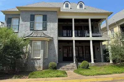 Image de Beautiful French Style Home Less than a Mile from Historic Square