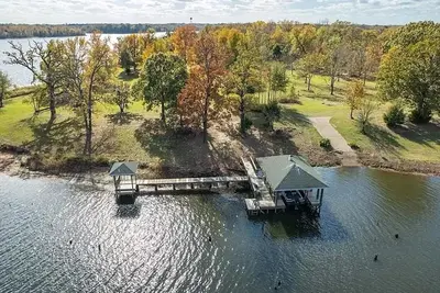 Image de Lake Fork house with private boat ramp, dock, fishing light, kayak, 8 acres land