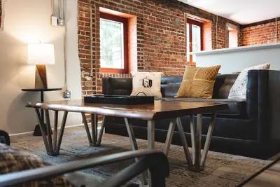 Image de 3 Bedroom Suite Downtown Elkin • Shopping, Entertainment, Restaurants, Vineyards