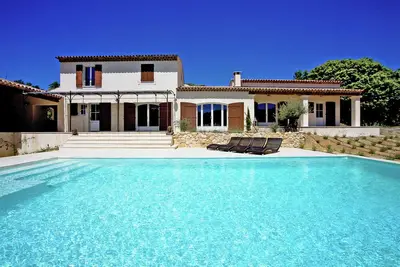 Image de Villa en Provence avec Piscine Infinie