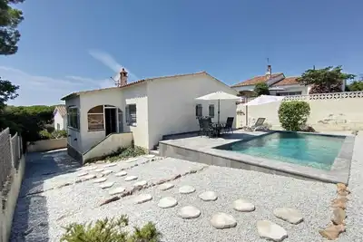 Image de Maison 2 chambres avec climatisation et parking, à 1400m de la plage
