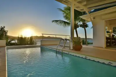 Three bedroom villa with Ocean View & sunsets lights