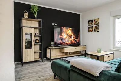 Image de Chill Out Area mit Großer Terrasse, Hängematte und 75 Zoll Smart Tv