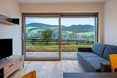 Image de Appartement \"Schlern Living 1\" avec vue sur les montagnes et jardin privé.