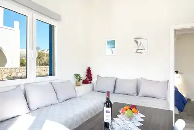 Image de Aegean Blue Santorini Perissa Ii près de la plage avec terrasse privée et Wi-Fi