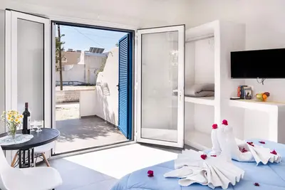 Image de Aegean Blue Santorini Perissa près de la plage avec terrasse privée et Wi-Fi
