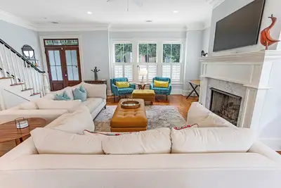 Image de Bright, Luxurious Executive Rental Near Forsyth w/ Parking by Lucky Savannah