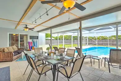 Image de 'Tropical Landing' Stuart Home w/ Pool + Grill!