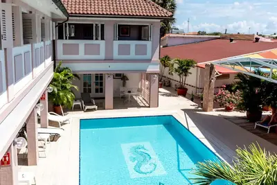 Image de Gorgeous Pool-side Apartment