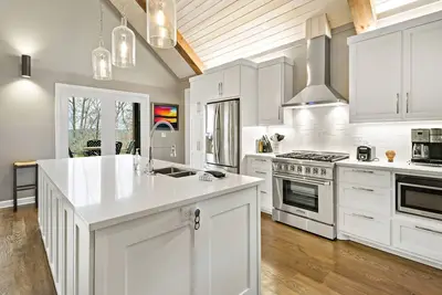 Image de Lake James Escape | Pets, Hot Tub & Lake Views!