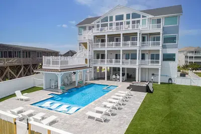 Image de Premier Oceanfront Estate w/ Pool, Hot Tubs, Elevator, Theater, and Much More