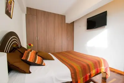 Image de Ideal for a romantic couple, queen bed, wi fi.