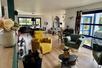 Image de Villa \"Le Clos Quistel\" avec piscine  et jeu de boules, à 4 km des plages