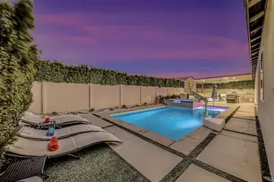 Breezin': Pool, Spa, Billiards, Foosball and more!
