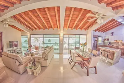 Image de Beachfront 2br Penthouse w/ Ocean Views & Pool