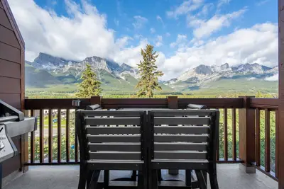 Image de Mountain View Penthouse with Hot Tubs - 2 King Beds with Queen Sofa