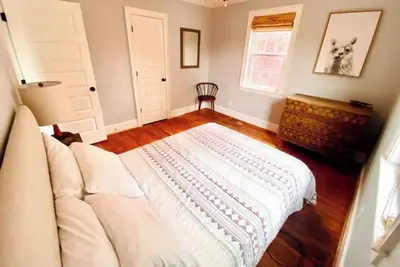 Image de Large Downtown home steps to Ashley Riverc