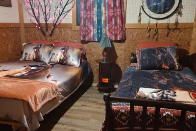 Image de Glamping Room in Rustic Barn with horses!