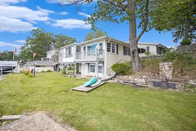 Image de 4 bedroom lakefront house on Pine Lake! Sunrise and Sunset views!