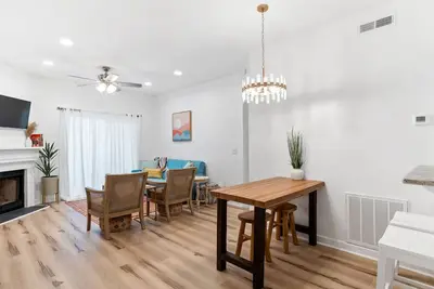 Beach/City Escape 1 bed 1 bath condo with pool!