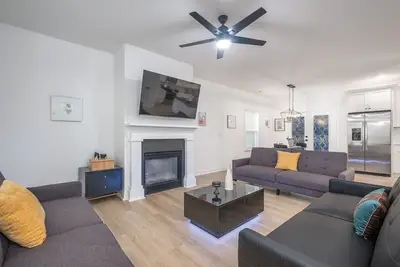 Image de ★ New Home w/King Bed ♥ Hot Tub in Uptown | Sylish & Fun ★