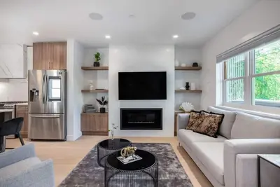 Image de Odlum Drive · New Gorgeous Home Restored to Original Heritage