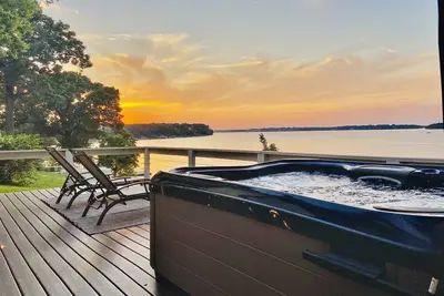 Image de Grand Lakefront Oasis with boat dock. Minutes to boat ramps and off-roading