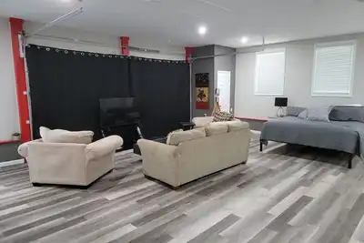 Image de Kelsea's Korner - Awesome 900sf studio!