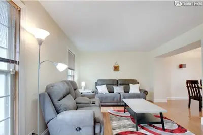 Image de Furnished Private home in Aurora sleeps 9 guests