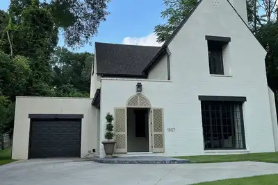 Image de Custom Home One Block From the Square and Within Walking Distance of Campus