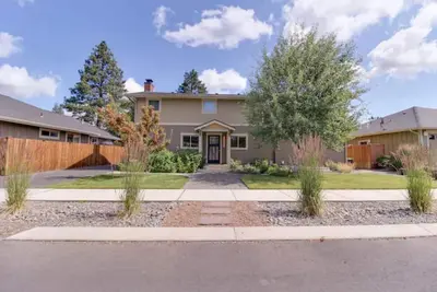 Image de Gather in a Mid Century Beauty Close to Old Mill