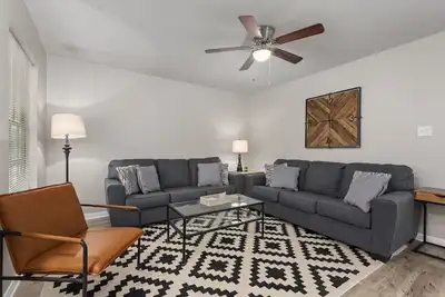 Image de King Bed, Coffee & Tea Bar, 50\" SmartTV, Ev Charging Nema 14-50 Outlet