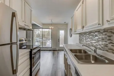 Image de Bright 2 bd in St Louis Park! Great location West End shopping + restaurants.