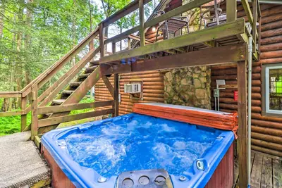 Image de Secluded & Quiet Pocono Mountain Cabin w/ Hot Tub!