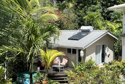 Royal Bay Apartment-Studio Apartment in Tropical Garden 3 min to Glorious Beach