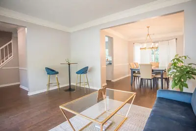 Image de Newly Renovated, Cozy, and Modern 4 Bedroom House