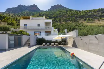 Villa design avec piscine privée et vue sur la mer