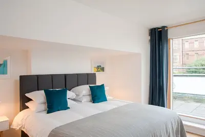 Image de Clifton Jewel - 4 bed house w/parking. MyCityHaven