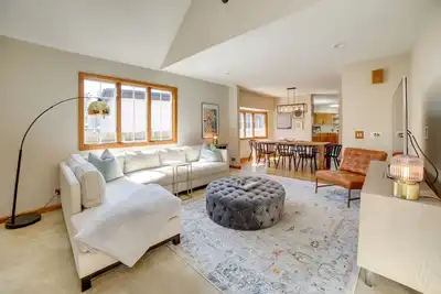 Image de Lovely Kalamazoo River Home w/ Dock & Hot Tub