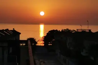 Image de Two bedroom seaview apartment just 2 minutes walking from sandy beaches