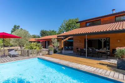 Image de Villa familiale 10 pers. à Biscarrosse avec piscine chauffée, près du lac et des pistes cyclables