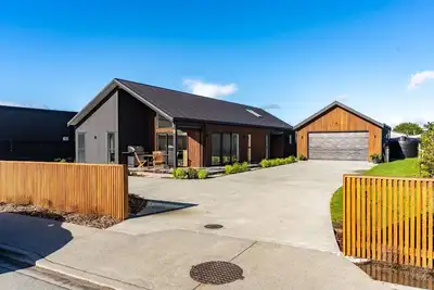Image de Sea Anchorage - This modern, well-designed beach house will cater to all your needs for a relaxing holiday in the beautiful Mangawhai area. Enjoy the great entertaining spaces after a day at the beach or enjoying one of the many activities there are