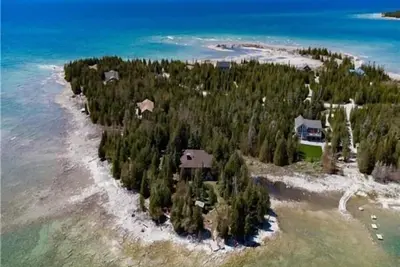 Image de Surrounded by water, w/ hot tub & lounges