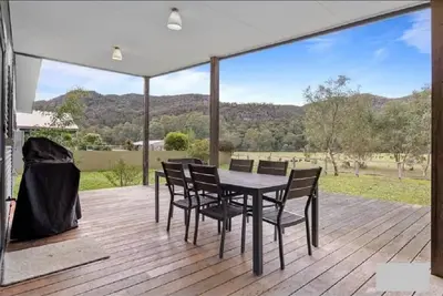 Image de Glendene Halls Gap. Beautiful Mountain views. Directly behind shopping strip.