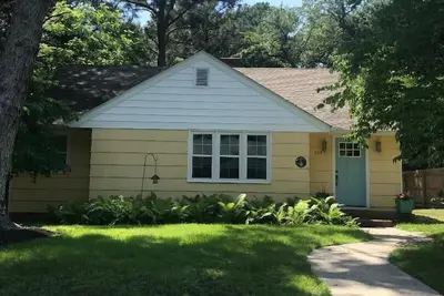 Image de The Cozy Yellow Cottage.