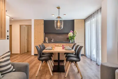 Image de Appartement \"Franzl\" avec vue sur les montagnes, terrasse plein air privée et Wi-Fi.