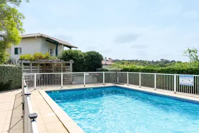 Image de Appartement \"La Coline Bleue\", avec piscine partagée, terrasse couverte et Wi-Fi.