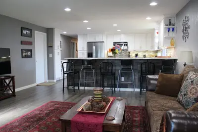 Image de Newly renovated house in Olympia. Great for families.