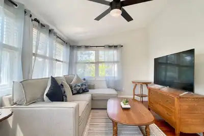 Clean & Cozy 2Bed by the Beach & Newport